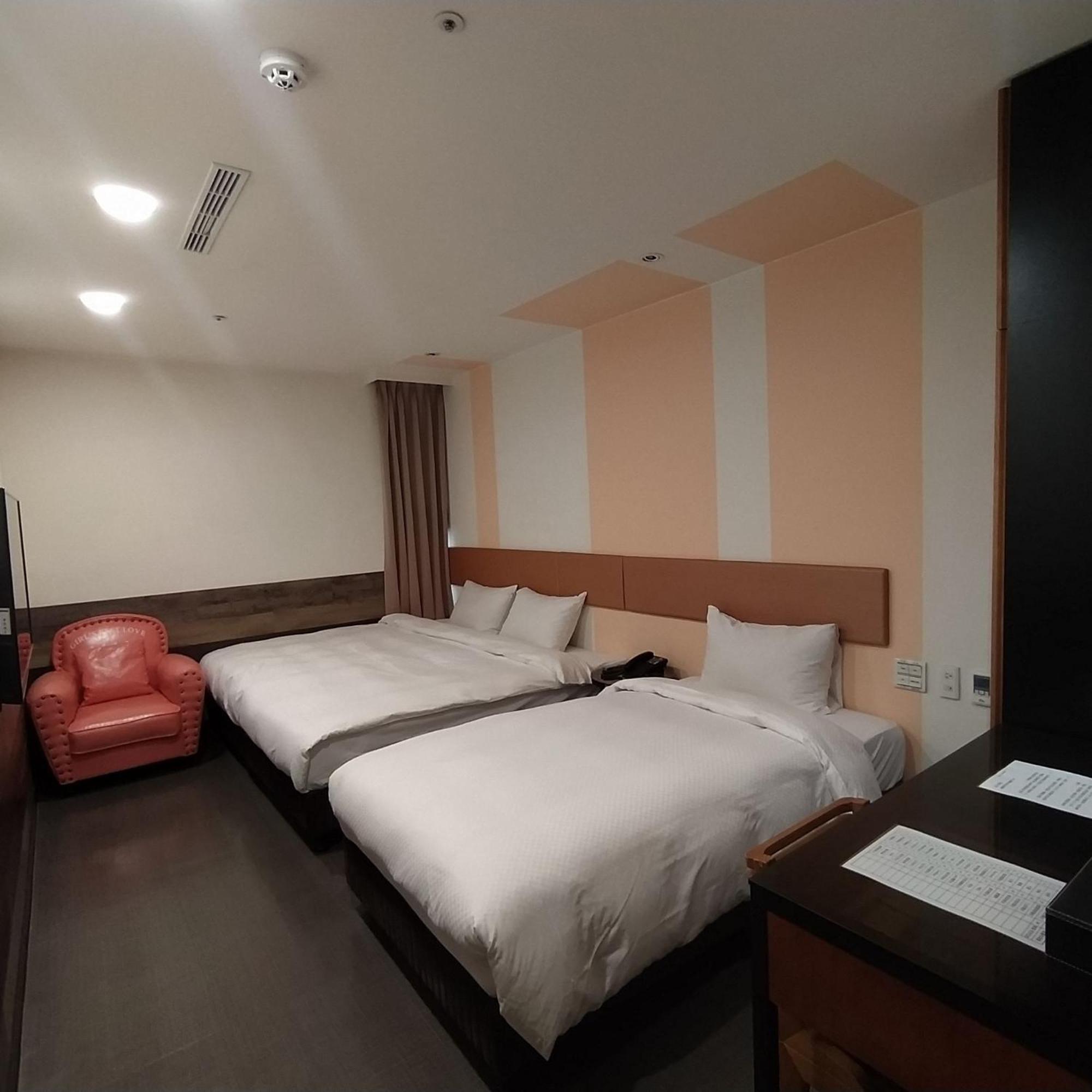 Hotel J Taoyuan Pingzhen Екстериор снимка